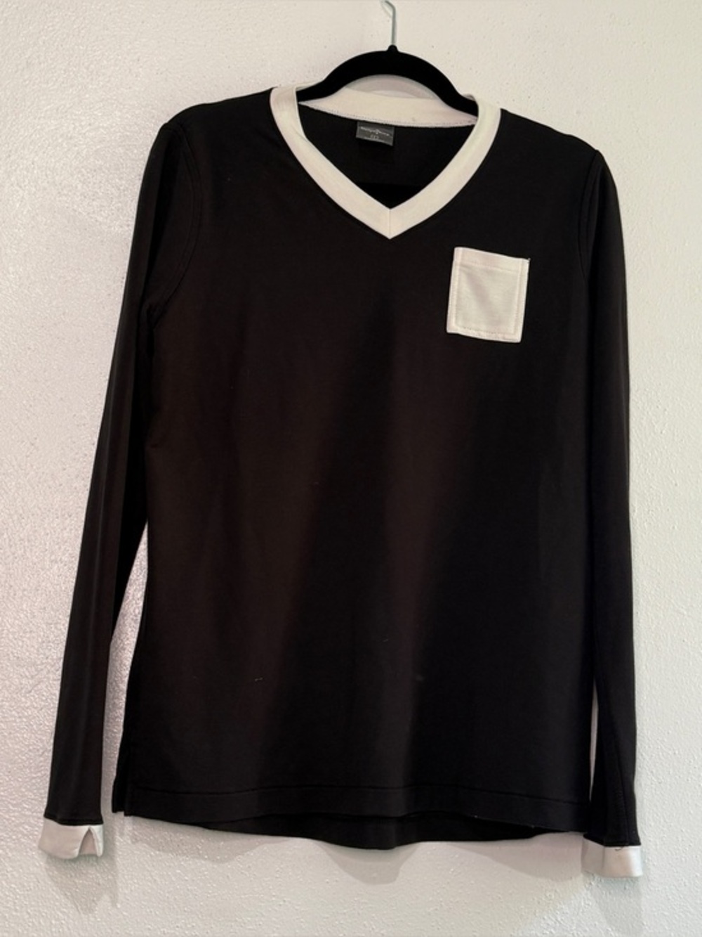 Belyn Key Black Top with White Front Pocket & Trim. Sz L